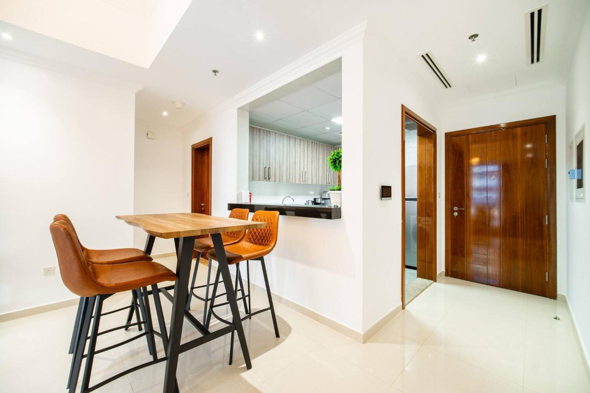 Apartment Elegant Escapes - Homely 1b In Dunya Tower Dubai